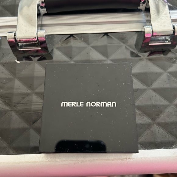 Makeup - Picture 3 of 6